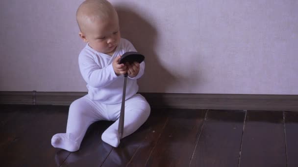 Pequeño chef feliz con un cucharón tocando en una sartén y riendo — Vídeos de Stock