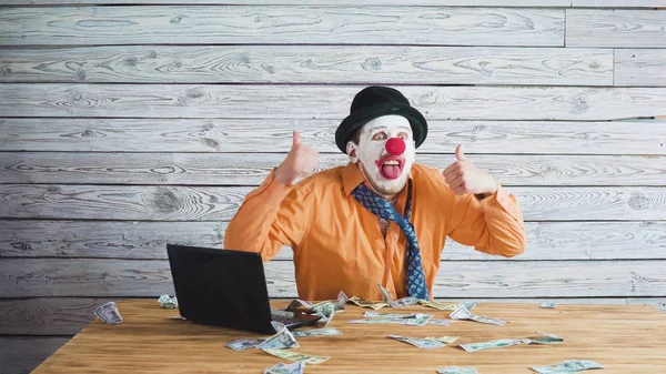 Palyaço işadamı elinde para ile. Kavramı üzerinde para ile büyük patron.