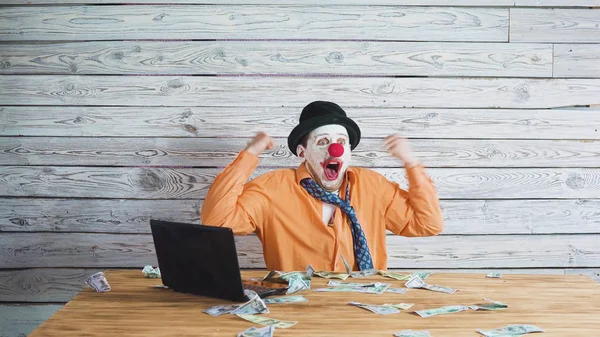 Palyaço işadamı elinde para ile. Kavramı üzerinde para ile büyük patron.