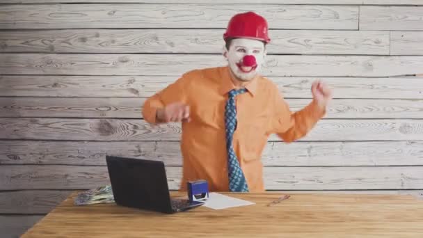 Schlechtes Baukonzept mit Clown beim Ziegeln — Stockvideo