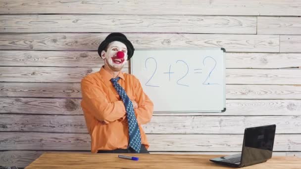 Ritratto di simpatico clown vicino alla scuola o alla lavagna studentesca. Stupido insegnante che spiega agli studenti il compito — Video Stock