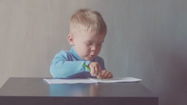 iki yaşındaki çocuk albümde marker ile çizim