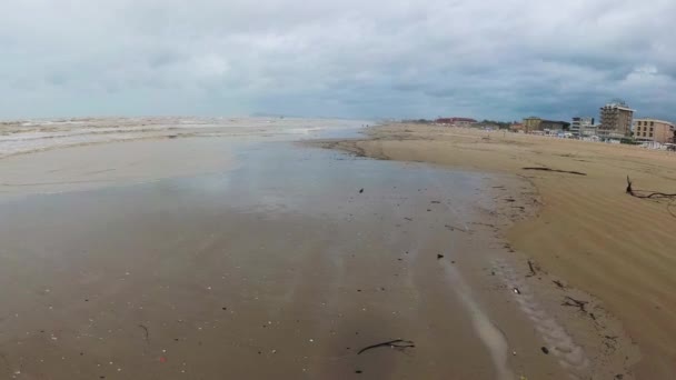 해변에 극단적 인 바람과 비. 아드리아 해의 폭풍. — 비디오