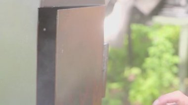 Sokak sanatı sanatçısı sprey boya şişesi ile çizer. Sokak boyama sanatı. Sanat yaratma sürecinde sanatçı