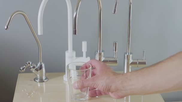 Remplir le verre d'eau potable du robinet filtre. Dégustation d'eau. Mode de vie sain — Video