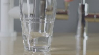 Filtre musluğundan cam içme suyu dolduruyorum. Su tatma.