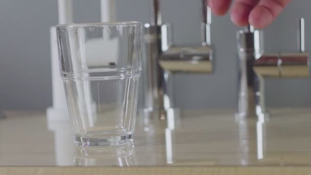 Remplir le verre d'eau potable du robinet filtre. Dégustation eau 