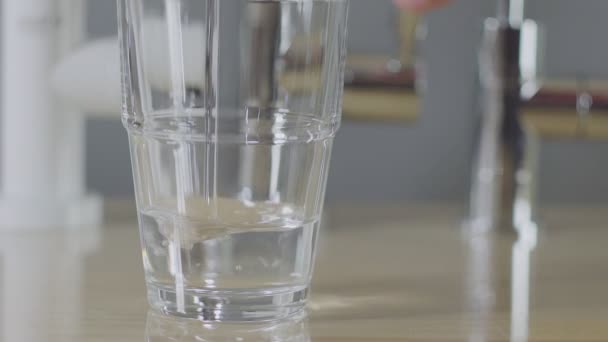 Remplir le verre d'eau potable du robinet filtre. Dégustation eau 