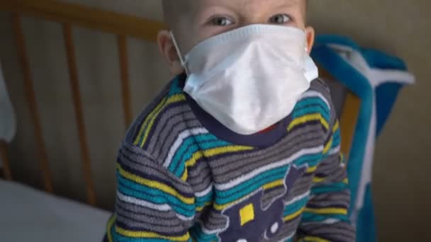 Primer plano de un chico con máscara. Niño enfermo infectado . — Vídeo de stock