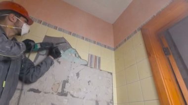 Kaya matkabıyla eski fayansların yıkılması. Banyo veya mutfaktaki eski duvarların yenilenmesi