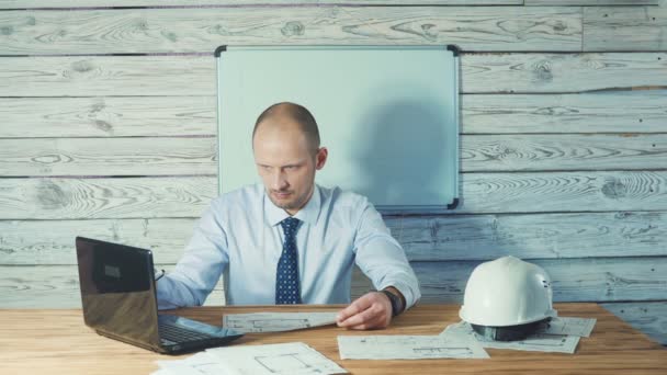 Ingeniero supervisor trabajando en dibujos en la oficina. — Vídeos de Stock