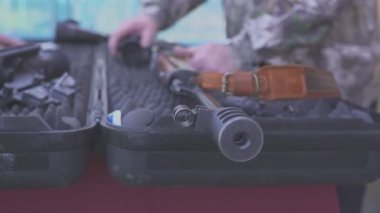 Bir çantada keskin nişancı tüfeği ve keskin nişancı elleri