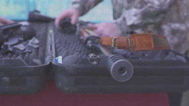 Bir çantada keskin nişancı tüfeği ve keskin nişancı elleri