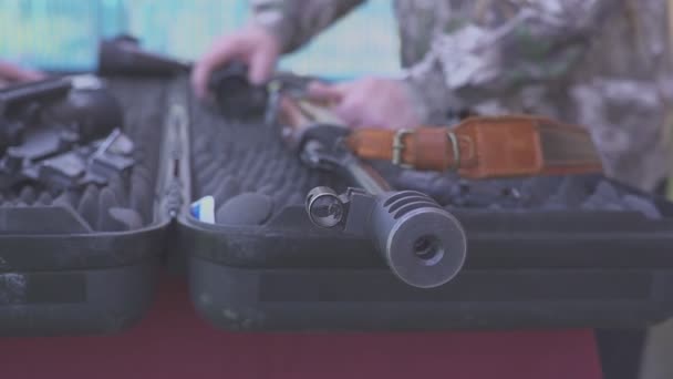 Rifle sniper em um caso e mãos sniper — Vídeo de Stock