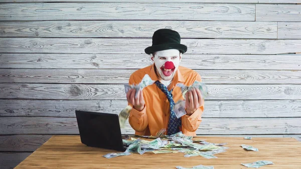 Homem de negócios palhaço com dinheiro na mão. Conceito em grande chefe com dinheiro . — Fotografia de Stock