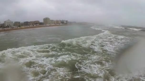 Extrem vind och regn på stranden. Storm vid Adriatiska havet. — Stockvideo