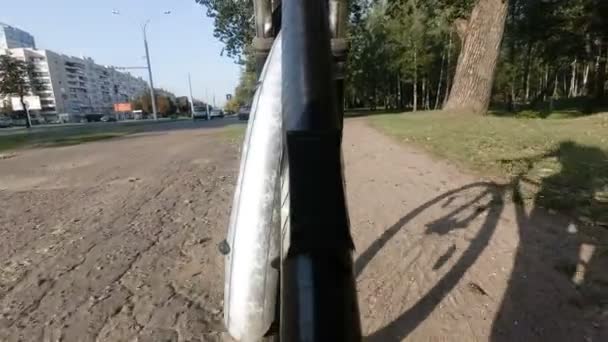 Les jambes qui pédalent le vélo se rapprochent. Le trottoir de la ville — Video