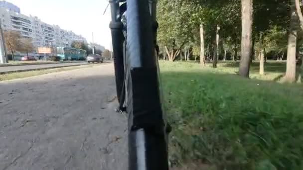 Pernas que pedalam a bicicleta fecham. A calçada da cidade — Vídeo de Stock