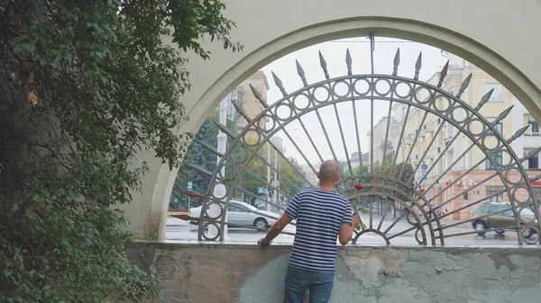 Adam sevgilisinin bir gülle buluşmasını ve elini sallamasını bekliyor. Memnun oldum.