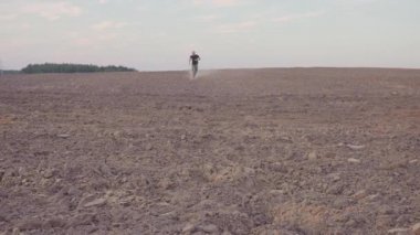 Kurutulmuş tarlada koşan adam. GİRİŞ Teması İÇİN