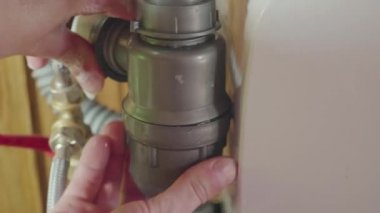 Tıkanmış lavabo borusu. Kılların ve diğer şeylerin tıkanıklığını aç..