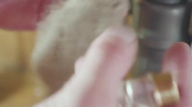 Yerleşim birimleri için duvarlara su boruları döşenmiş. modası geçmiş keten yöntemi.