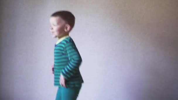 Šťastný chlapec skákající po posteli v ložnici. Dětský koncept. — Stock video