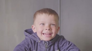 Neşeli, gülen küçük çocuğun portresi