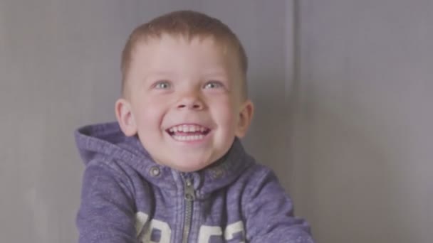 Porträt eines fröhlich lachenden kleinen Jungen — Stockvideo