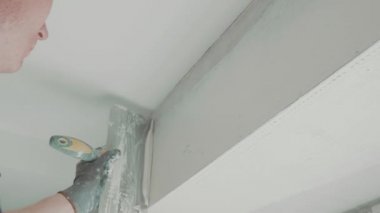 Erkek, pencereyi açıyor. Yaklaş, portre.
