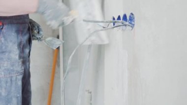 Erkek, pencereyi açıyor. Yaklaş, portre.