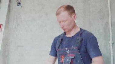 Erkek, pencereyi açıyor. Yaklaş, portre.