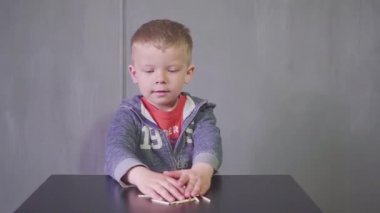 meraklı çocuk evde kibritle oynuyor.