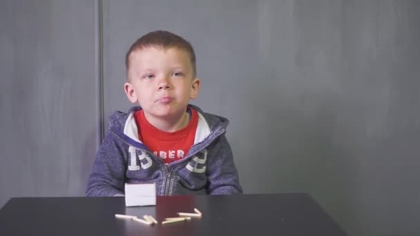 Nyfiken pojke leker med tändstickor hemma — Stockvideo