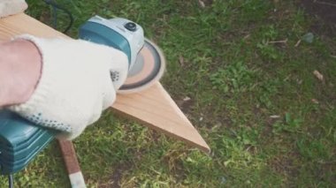 Adam çim biçme makinesiyle çalışıyor. Tahta öğütücü için..