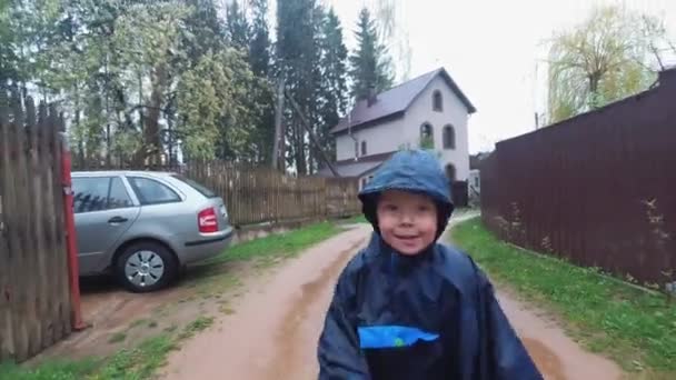 Niños felices divirtiéndose corriendo bajo la lluvia — Vídeo de stock