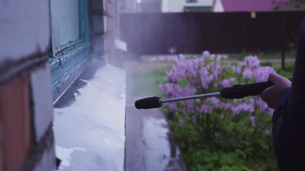 Kültéri padló tisztítás nagy nyomású vízsugár. vidéki ház gondozása. — Stock videók