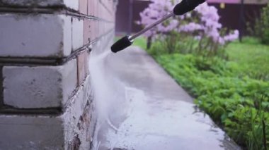 Yüksek basınçlı su jeti ile dışarıyı temizleyin. bir kır evinin bakımı.