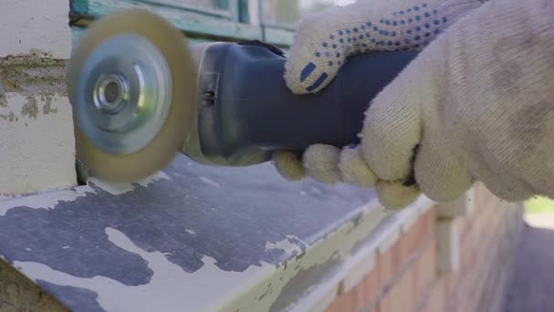 Pintura e ferrugem removendo da placa de metal, trabalhador usando escova de arame na ferramenta de poder moedor — Vídeo de Stock