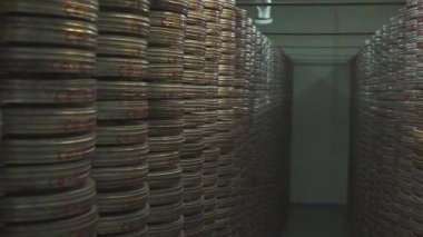 Büyük film arşivlerinde eski filmlerin olduğu metal kutular.