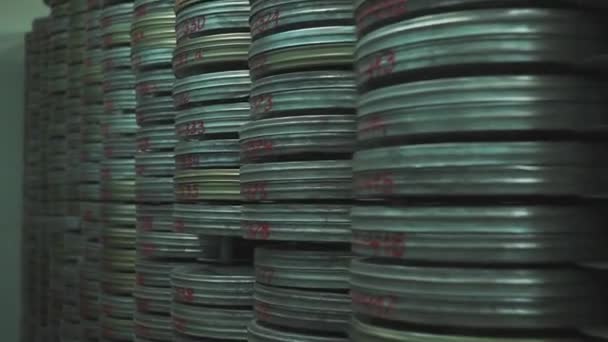 Scatole di metallo con vecchi film nel grande archivio cinematografico scaffalature — Video Stock