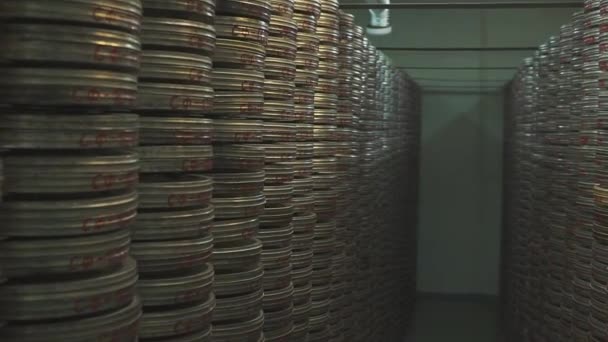 Metallkasser med gamle filmer i store arkivhyller – stockvideo