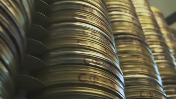Kotak logam dengan film-film lama di rak arsip film besar — Stok Video