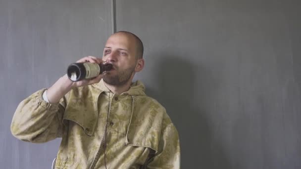 Un jeune homme avec une bouteille. Le problème de la dépendance à l'alcool. Douleurs de sevrage. Ferme là. contusion — Video