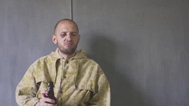 Şişeli genç bir adam. Alkol bağımlılığı sorunu. Yoksunluk sancıları. Kapatın. çürük