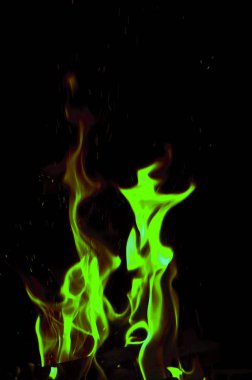 Siyah arkaplanda alev.