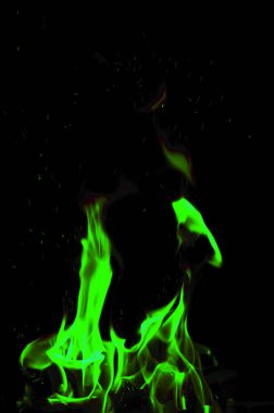 Siyah arkaplanda alev.