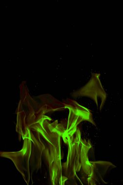 Siyah arkaplanda alev.