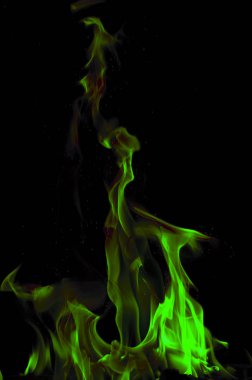 Siyah arkaplanda alev.