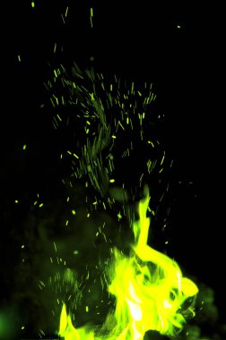 Siyah arkaplanda alev.